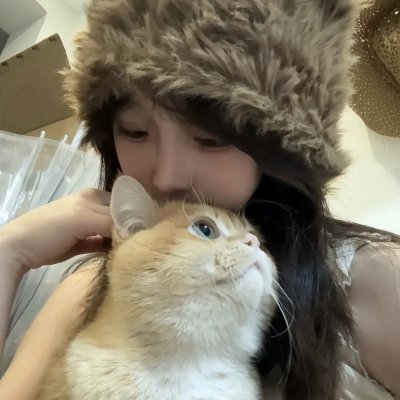 穿白丝绸的女人